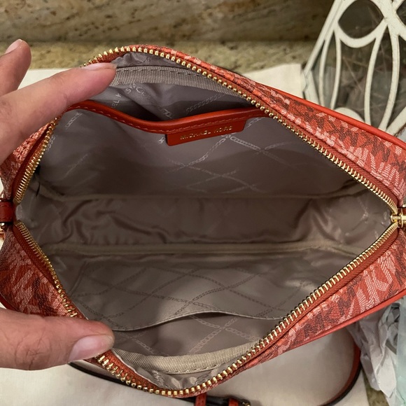 New 💕 mk jet set EW Lg crossbody - Picture 4 of 9